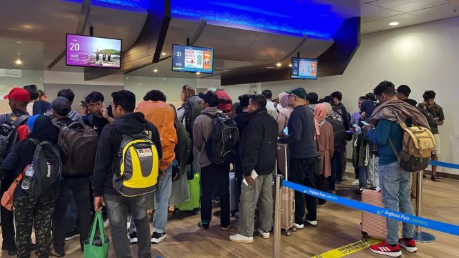 
					Situasi terkini antrean penumpang di Bandara Lombok, usai pembatalan penerbangan akibat erupsi Gunung Lewotobi Laki-laki, Rabu, 13 November 2024. Foto (ist)