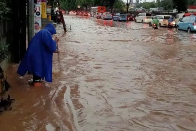 
					Hujan deras mengguyur wilayah Jakarta Selatan pada Selasa (19/11/2024) sore, mengakibatkan banjir di sejumlah titik. (Tangkapan layar Instagram @jktinfo)