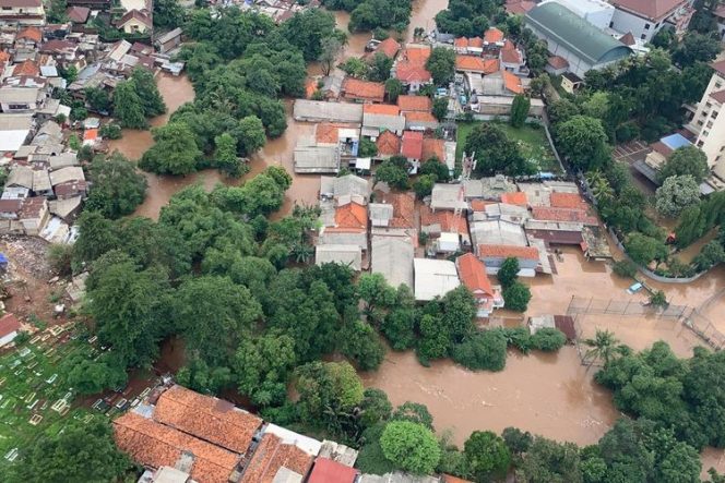 
					Situasi banjir yang terjadi di Jakarta pada Rabu (1/1/2020) yang di pantau melalui helikopter. (DOKUMENTASI BNPB)