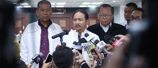 
					Ketua MK Suhartoyo, didampingi Wakil Ketua MK Saldi Isra dan Hakim Konstitusi Arsul Sani dalam Konferensi Pers, di Lobby Aula Gedung Mahkamah Konstitusi, Jakarta. Senin (9/12/2024). Foto: Dok. Humas MKRI/Panji
