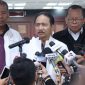 Ketua MK Suhartoyo, didampingi Wakil Ketua MK Saldi Isra dan Hakim Konstitusi Arsul Sani dalam Konferensi Pers, di Lobby Aula Gedung Mahkamah Konstitusi, Jakarta. Senin (9/12/2024). Foto: Dok. Humas MKRI/Panji