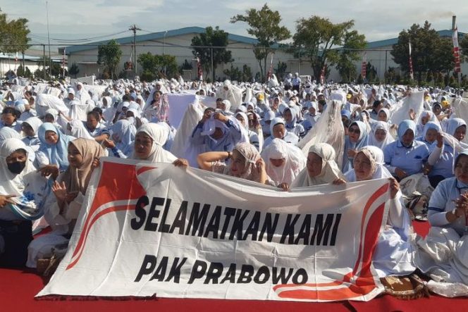 
					Buruh Sritex membentangkan spanduk Selamatkan Kami Pak Prabowo dalam acara doa bersama di Lapangan Serba Guna Kompleks PT Sritex Sukoharjo, Jawa Tengah, Jumat (27/12/2024).(Foto: Dok. KOMPAS/Labib Zamani)