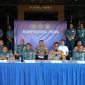 Kapolda Banten Irjen Pol Suyudi Aryo Seto (tiga dari kanan) dan Pangkoarmada RI Laksamana Madya TNI Denih Hendrata (tiga dari kiri) saat memberikan keterangan kepada wartawan terkait oknum TNI AL terlibat penembakan bos rental mobil di Rest Area KM 45, Tol Tangerang-Merak saat konferensi pers di Lobby Gedung Yos Sudarso, Mako Koarmada RI, Jakarta, Senin (6/1/2025). (Foto: Humas Polda Banten)