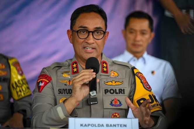 
					Kapolda Banten Irjen Suyudi Ario Seto menyampaikan pemaparan saat konferensi pers terkait kasus penembakan bos rental mobil di Markas Koarmada TNI AL, Jakarta, Senin (6/1/2025). TNI AL mengonfirmasi keterlibatan tiga oknum anggotanya dalam kasus pengeroyokan dan penembakan bos rental mobil yang berujung pada kematian korban di Rest Area KM 45 Tol Tangerang-Merak. ANTARA FOTO/Muhammad Ramdan/foc.(MUHAMMAD RAMDAN)