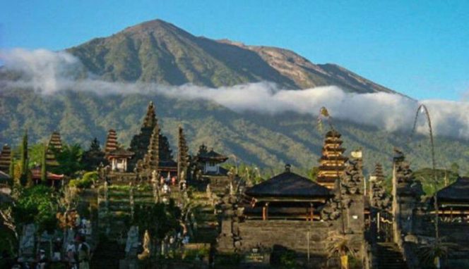 
					Gunung Agung di Kabupaten Karangasem. (Foto : Dok. SETKAB)