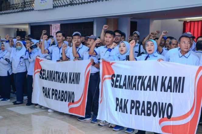 
					Para pekerja Sritex membentangkan spanduk berisi pesan khusus untuk Presiden Prabowo Subianto.(Dok. Humas Kemenaker)