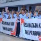 Para pekerja Sritex membentangkan spanduk berisi pesan khusus untuk Presiden Prabowo Subianto.(Dok. Humas Kemenaker)