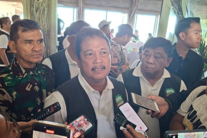 
					PAGAR LAUT: Menteri Kelautan dan Perikanan Sakti Wahyu Trenggono memberikan keterangan soal pagar laut kepada wartawan di Pantai Kedonganan, Jimbaran, Bali, Minggu (19/1/2025). (KOMPAS.COM/YOHANES VALDI SERIANG GINTA)