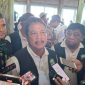 PAGAR LAUT: Menteri Kelautan dan Perikanan Sakti Wahyu Trenggono memberikan keterangan soal pagar laut kepada wartawan di Pantai Kedonganan, Jimbaran, Bali, Minggu (19/1/2025). (KOMPAS.COM/YOHANES VALDI SERIANG GINTA)