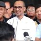 Mantan Ketua Komisi Pemberantasan Korupsi (KPK) Abraham Samad bersama sejumlah aktivis antikorupsi lainnya melaporkan Bos Agung Sedayu Group, yaitu Sugianto Kusuma alias Aguan ke KPK.