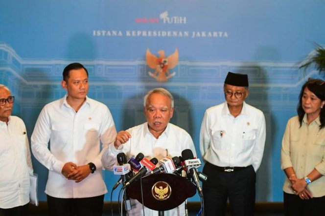 
					Kepala Otorita Ibu Kota Nusantara (OIKN) Basuki Hadimuljono (tengah) menjelaskan progress pembangunan Ibu Kota Nusantara di Kompleks Istana Kepresidenan, Jakarta Pusat, Senin (3/2/2025).(Dok. Biro Pers Sekretariat Presiden).