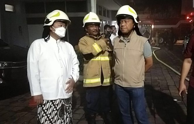
					Walikota Administrasi Jakarta Selatan, Munjirin, bersama dengan Menteri Agraria dan Tata Ruang/Badan Pertanahan Nasional (ATR/BPN) Republik Indonesia, Nusron Wahid, meninjau berlangsungnya proses pemadaman kebakaran di Gedung Kementerian ATR/BPN, Kelurahan Selong, Kecamatan Kebayoran Baru, Jakarta Selatan (Jaksel), pada Sabtu (8/2) malam. (Dok. Istimewa)