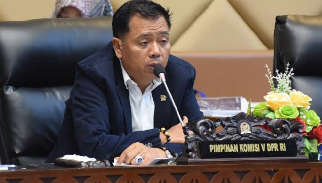 
					Ketua Komisi V DPR RI Lasarus