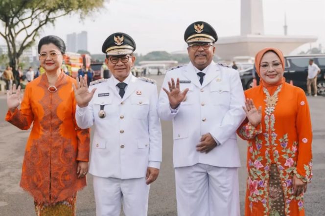 
					Pramono Anung dan Rano Karno di dampingi isteri masing-masing usai dilantik oleh Presiden Prabowo Subianto pada Kamis, (20/2/2025) sebagai Gubernur Jakarta dan Wakil Gubernur Jakarta terpilih periode 2025-2030. (Foto:ist)