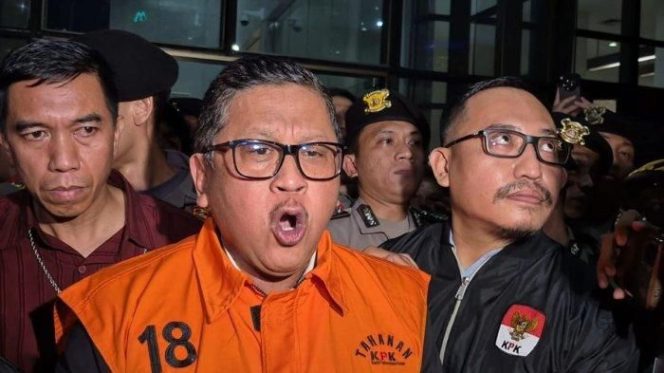 
					Sekjen PDIP Hasto Kristiyanto digiring penyidik dan dikawal polisi ke mobil tahanan di depan Gedung KPK, Jakarta, Kamis (20/2/2025). KPK menahan Hasto untuk 20 hari pertama hingga 11 Maret 2025, di Rutan KPK Klas I Jakarta Timur, atas kasus suap PAW Caleg PDIP Harun Masiku dan perintangan penyidikan. 

Foto : Tribunnews/Ilham Rian Pratama