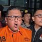Sekjen PDIP Hasto Kristiyanto digiring penyidik dan dikawal polisi ke mobil tahanan di depan Gedung KPK, Jakarta, Kamis (20/2/2025). KPK menahan Hasto untuk 20 hari pertama hingga 11 Maret 2025, di Rutan KPK Klas I Jakarta Timur, atas kasus suap PAW Caleg PDIP Harun Masiku dan perintangan penyidikan. Foto : Tribunnews/Ilham Rian Pratama