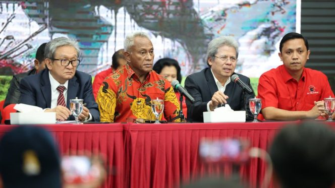 
					Hasto Ditahan KPK, Megawati Pastikan Tak akan Menunjuk Plt Sekjen. konferensi pers di Kantor DPP PDIP, Jakarta, Kamis 20 Februari 2025 malam. (Dok. PDIP)