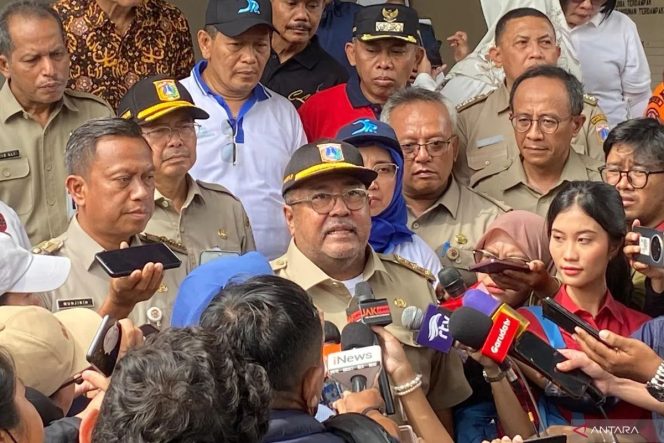 
					RANO KARNO BLUSUKAN - Wakil Gubernur Jakarta Rano Karno atau Bang Doel ditemui saat blusukan di kawasan Cilandak, Jakarta Selatan, Jumat (21/2/2025). (Foto:  ANTARA/Luthfia Miranda Putri).