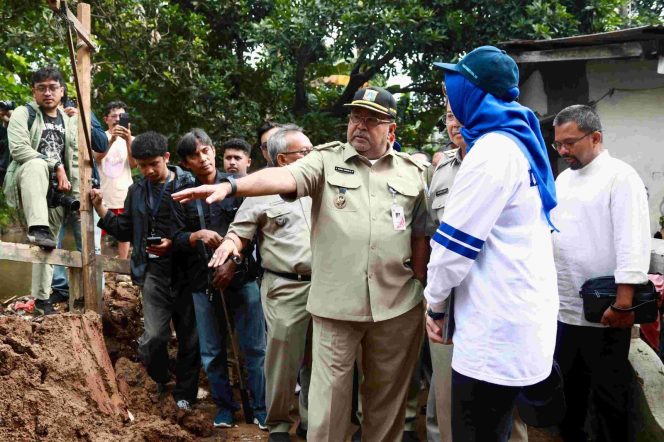 
					Wagub Jakarta Rano Karno (dua dari kanan) saat meninjau pengerukan Kali Krukut. (Foto/Pemprov Jakarta)