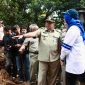 Wagub Jakarta Rano Karno (dua dari kanan) saat meninjau pengerukan Kali Krukut. (Foto/Pemprov Jakarta)