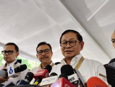 Gubernur Jakarta Pramono Anung dan Wali Kota Yogyakarta Hasto Wardoyo tiba di kompleks Akmil, Magelang untuk mengikuti retreat, Senin (24/2/2025) Foto: Arfiansyah Panji Purnandaru/kumparan