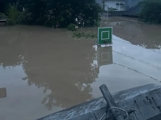 Banjir di Perumahan Vila Nusa Indah dan Kompleks Duta Indah Bekasi, setinggi ring basket. (Istimewa).