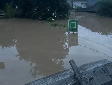 Banjir di Perumahan Vila Nusa Indah dan Kompleks Duta Indah Bekasi, setinggi ring basket. (Istimewa).