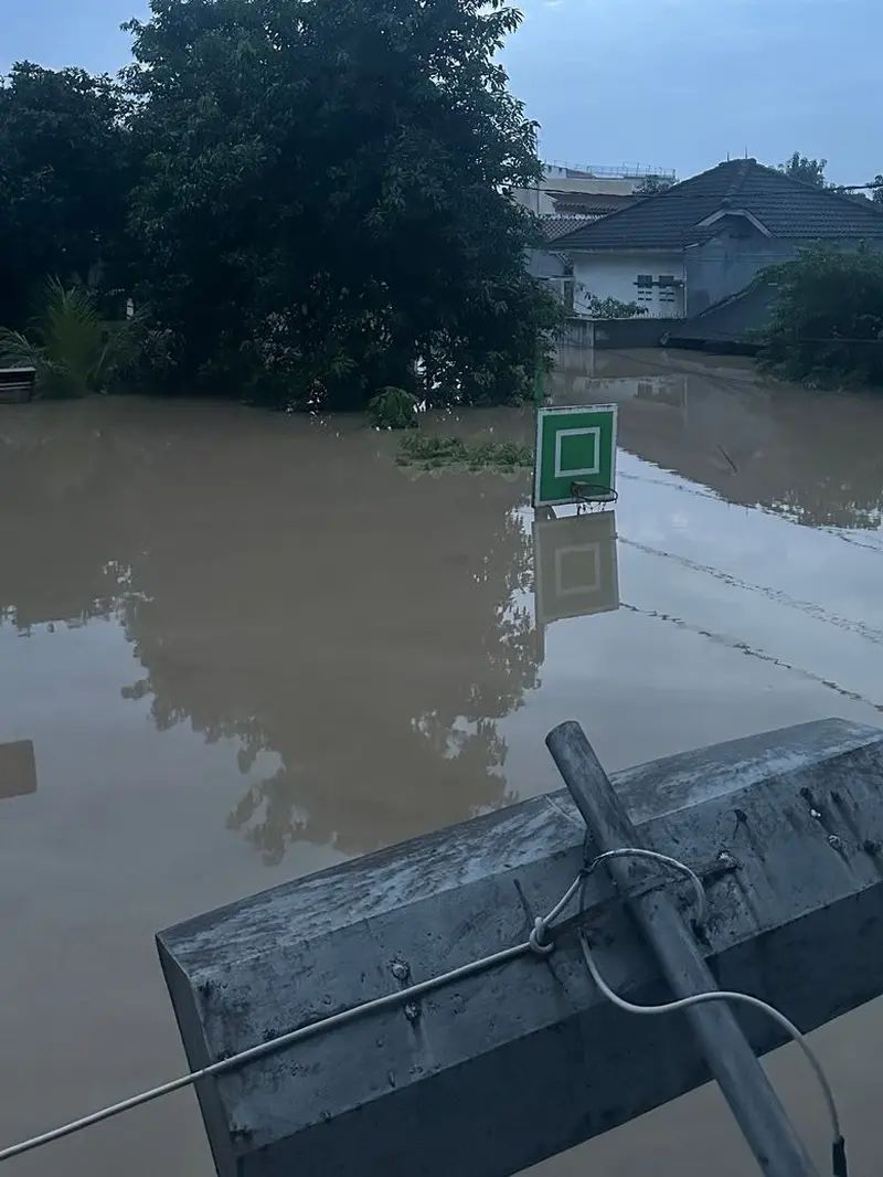 Banjir di Perumahan Vila Nusa Indah dan Kompleks Duta Indah Bekasi, setinggi ring basket. (Istimewa).