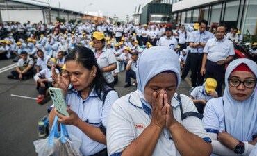 Pemicu tutupnya pabrik-pabrik ini akibat berbagai tantangan ekonomi, mulai dari penurunan permintaan pasar hingga meningkatnya biaya produksi. (Foto: ANTARA FOTO /MOHAMMAD AYUDHA)