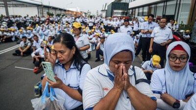 Pemicu tutupnya pabrik-pabrik ini akibat berbagai tantangan ekonomi, mulai dari penurunan permintaan pasar hingga meningkatnya biaya produksi. (Foto: ANTARA FOTO /MOHAMMAD AYUDHA)